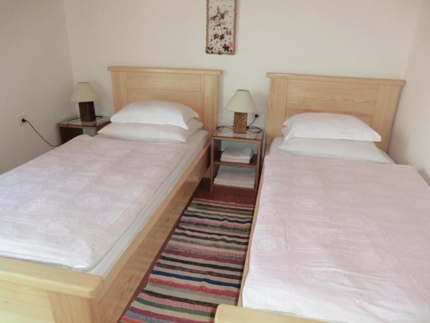Twin room with two wooden beds at Pansion Izvor